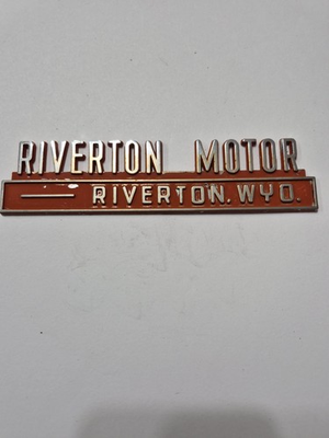 #ad VTG Riverton Motor Rivertown Wyo Metal Dealer Bad Emblem Nameplate Ship $38.26