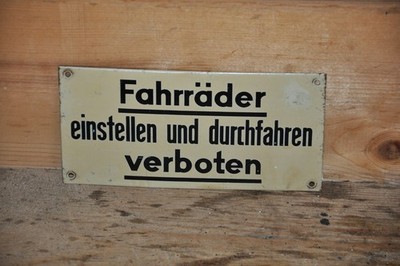 Altes Blechschild,Fahrräder Einstellen Und Durchfahren Verboten,Hausordnung