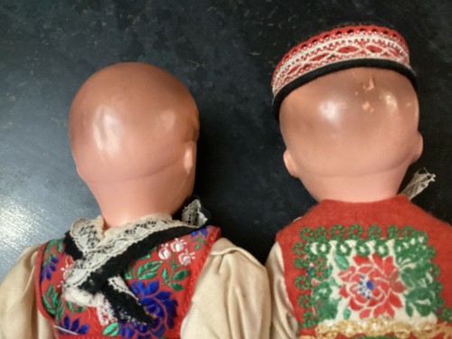Vintage Jungen und Mädchen ausländische Plastikpuppen in Nationalkostüm 12 Zoll - Bild 9 von 13