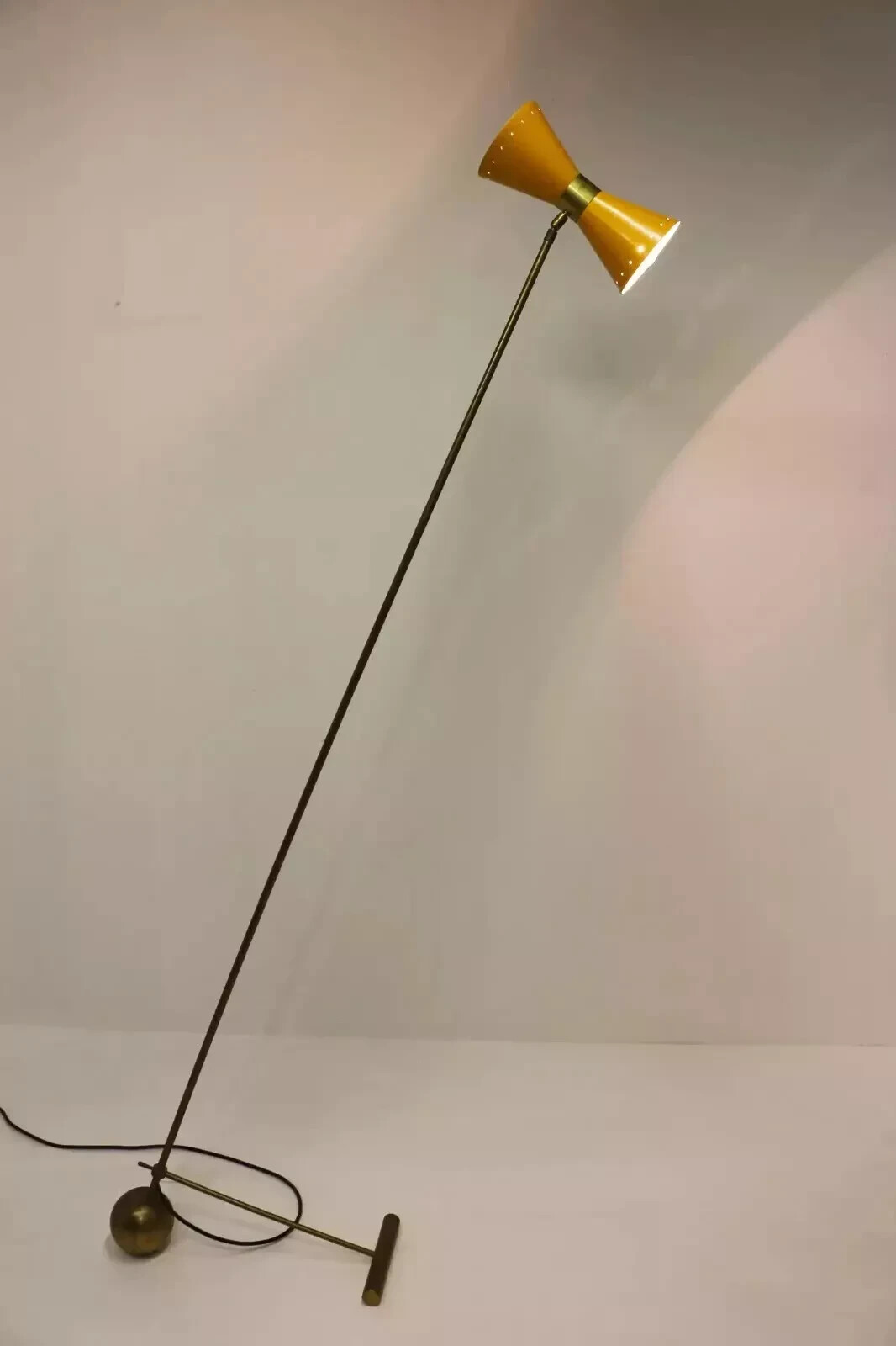 Lampada da terra vintage design italiano ottone giallo Diabolo 1950 metà seco...