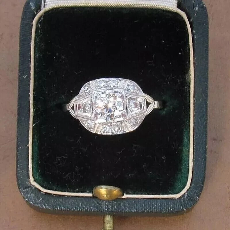 Anillo de aniversario de diamantes Art Deco vintage creado en laboratorio relleno de oro blanco de 14 K Foto 4 de 4