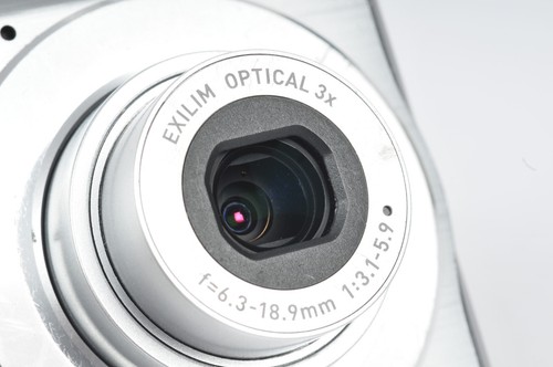 Casio Exlim EX-Z75 7.2mp Compact Digital Camera with 2gb SD Card - Picture 3 of 10