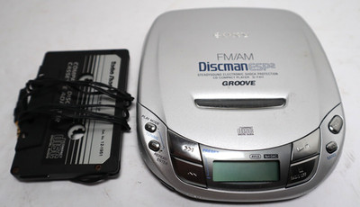 Sony FM Stereo Radio CD Walkman D-F411 ESP 2 Groove CD-R/RW Portable Silver EXC
