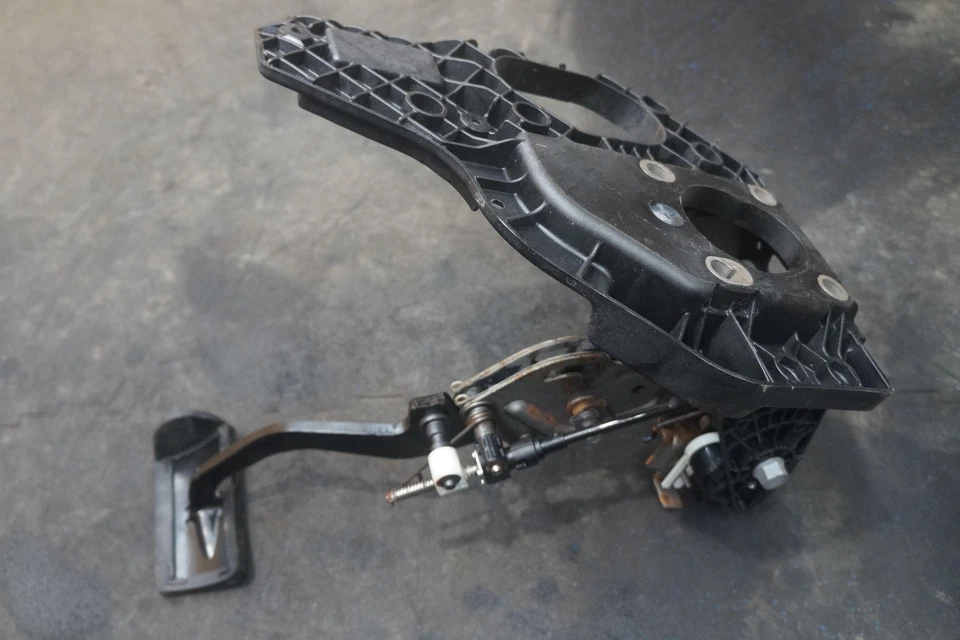 Conjunto de montaje de soporte de pedal de freno OEM GMC Yukon Denali 2016 Foto 4 de 4