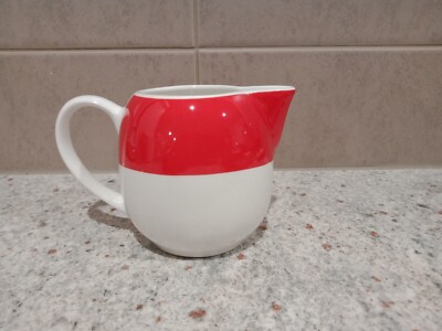Maxwell & Williams. Clique. Creamer. (C: 250mL). Made In China. Red.