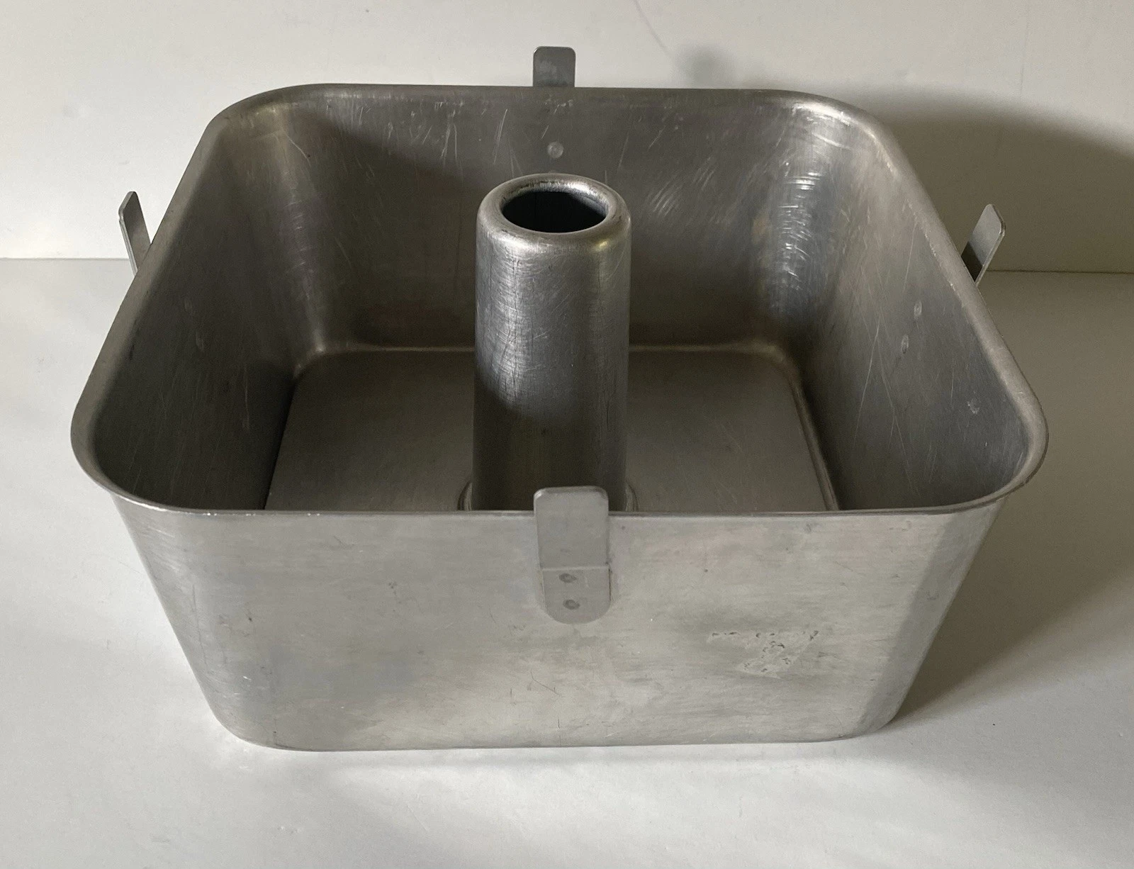 2-Piece Wear Ever #2740 Square Angel Food Bundt Cake Pan 9”x 9” Cooling Feet
Opens in a new window o