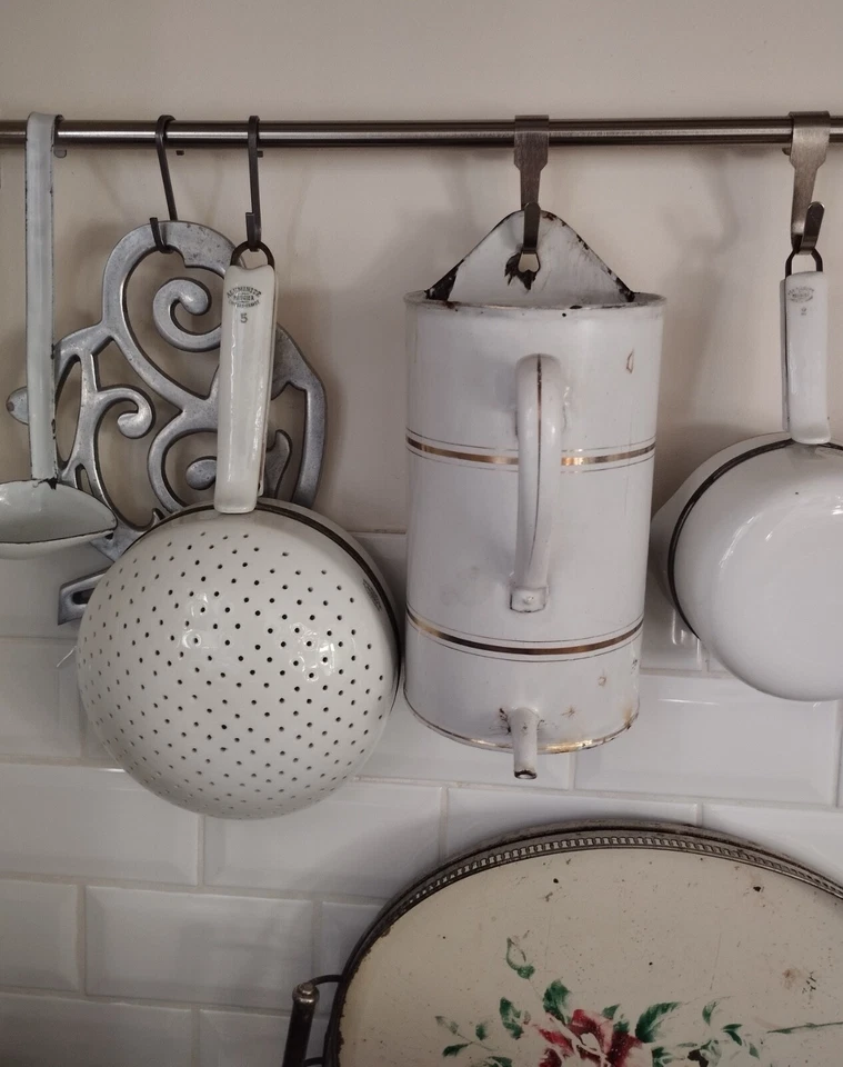 Ancien pot fontaine de lavement en tôle émaillée blanche liseré doré - Photo 3/4