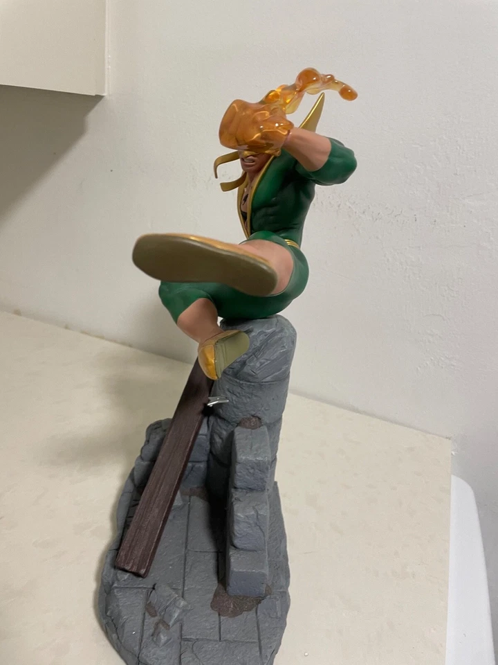 Estatua de porcelana fundida en frío puño de hierro marvel hermanos kuchar Foto 4 de 4