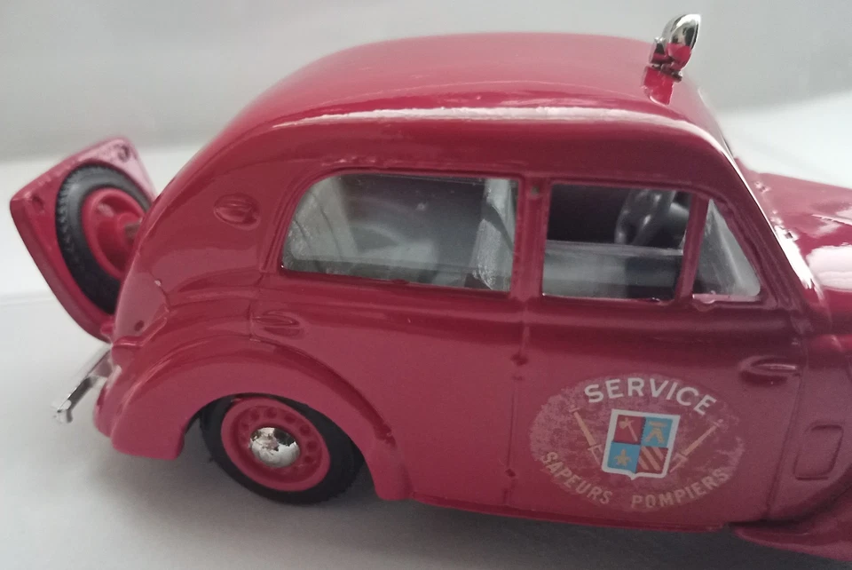 Французский пожарный автомобиль Eligor 1014 Renault Juva 4 Quatre Berline 1:43 - Изображение 3 из 4