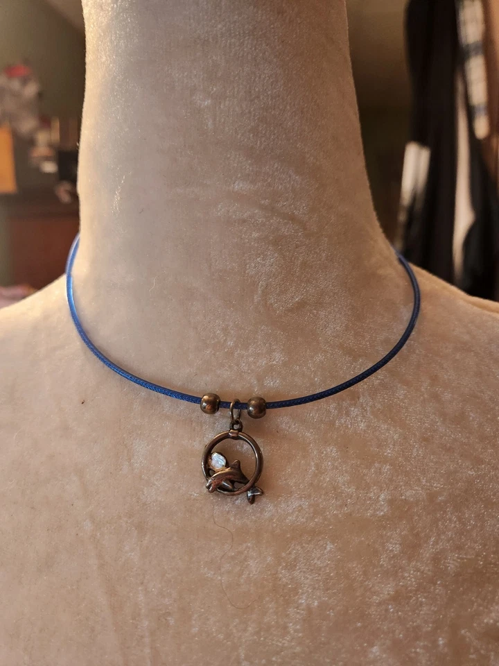 Collar gargantilla tono azul con colgante de anillo de delfín peltre Foto 2 de 4