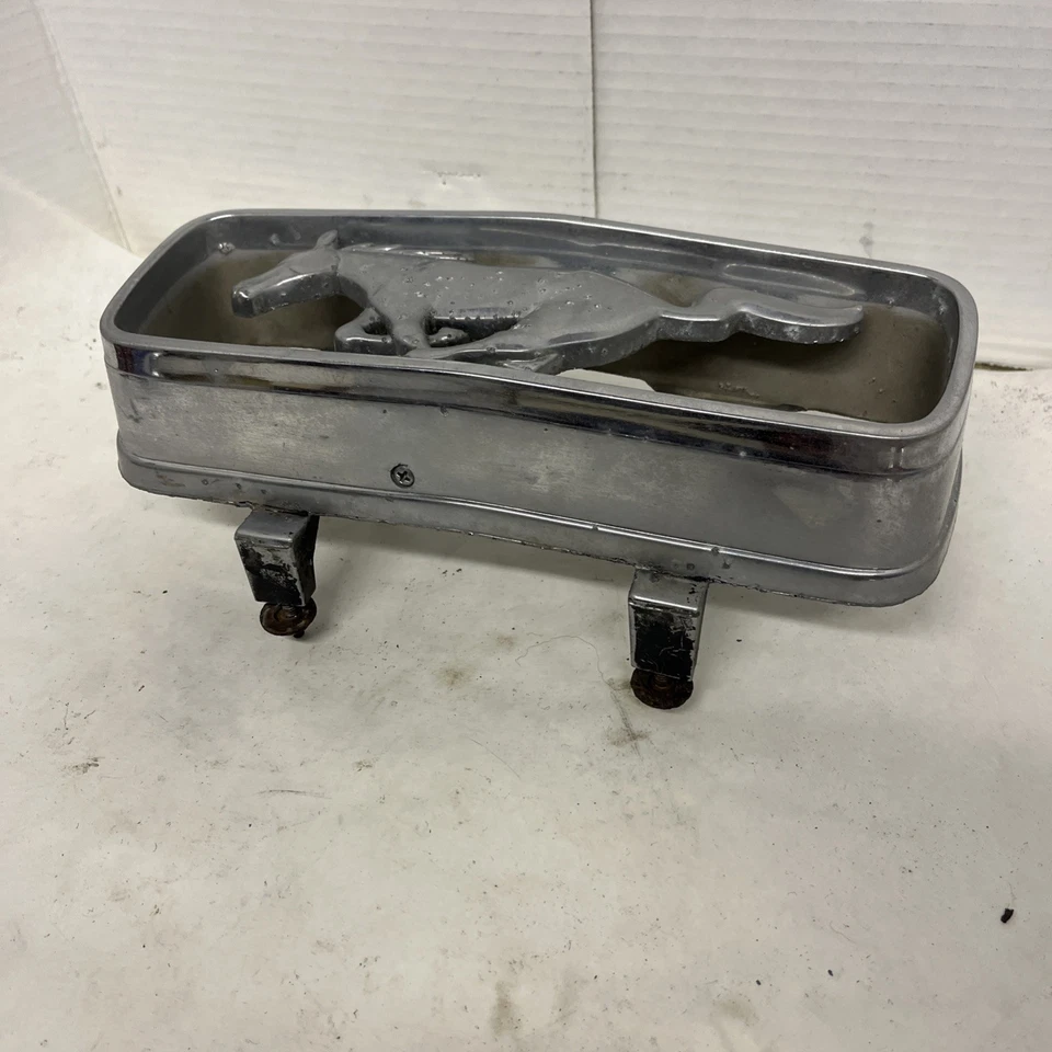 Ford Mustang 1966 parrilla caballo corral emblema original usado C6ZB-8A224-A-66171 Foto 3 de 4