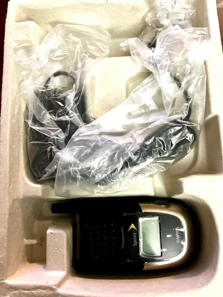 Sanyo SCP-2400 Phone - Sprint PCs Vision Box w/Manual & Power Supply - Image 4 of 4