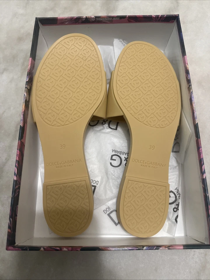 Sandalia Dolce & Gabbana Interlock Slide Talla 39- Color Tostado Foto 3 de 3