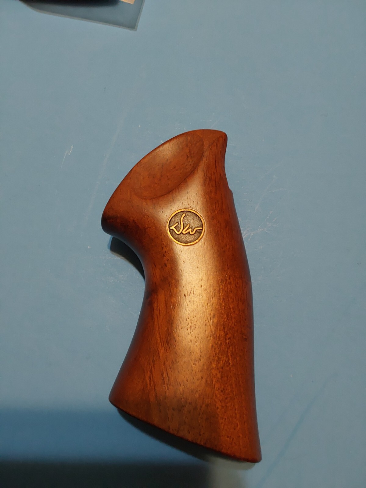 DAN WESSON REVOLVER WALNUT GRIPS SMOOTH WITH LOGO