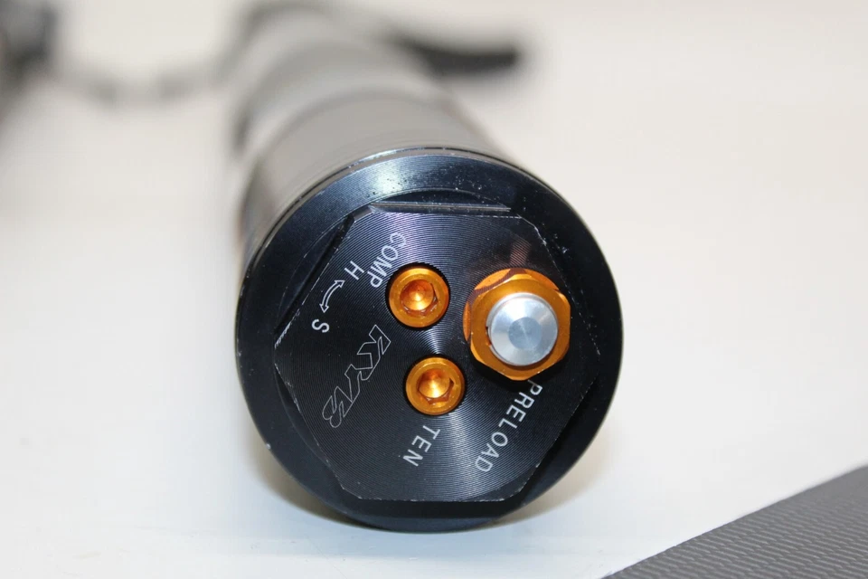 Yamaha YZF R1 2020 horquillas tubos de suspensión delantera stock negro recto Foto 4 de 4