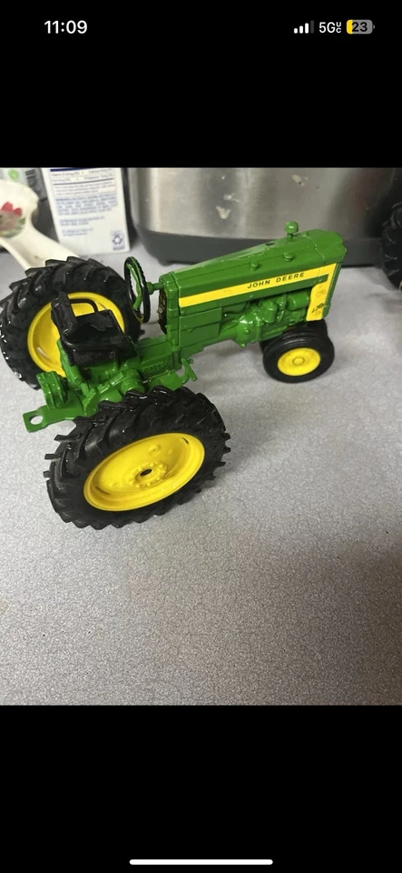 Un tractor de metal John Deere y un tractor de metal internacional rojo. Foto 3 de 3