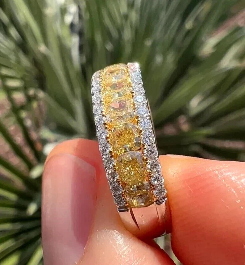 Anillo banda de eternidad citrino amarillo creado en laboratorio cojín de 5 quilates enchapado en oro blanco de 14 k Foto 2 de 4