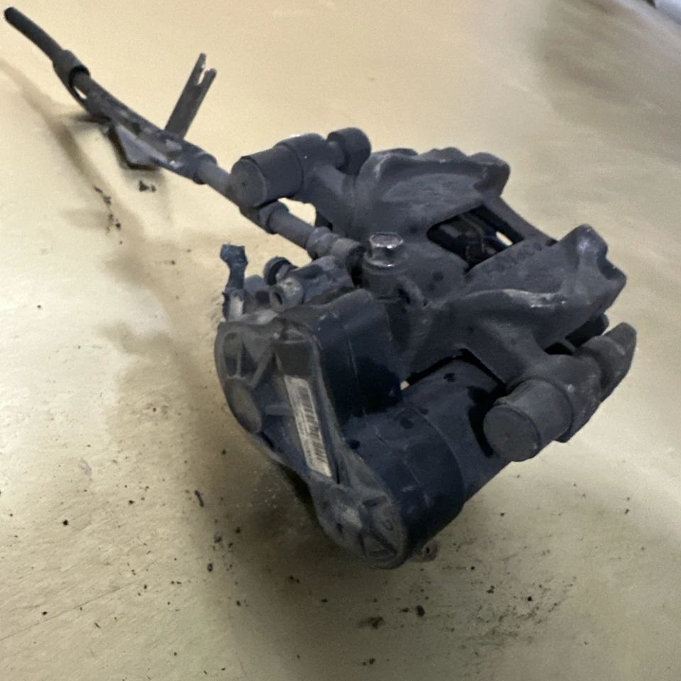 Pinza de freno trasera derecha Ford Fusion 2016 OEM Foto 3 de 4