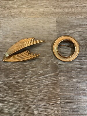 Two Vintage Crown Trifari Gold Tone Brooch Pins. 1950  display picture 2