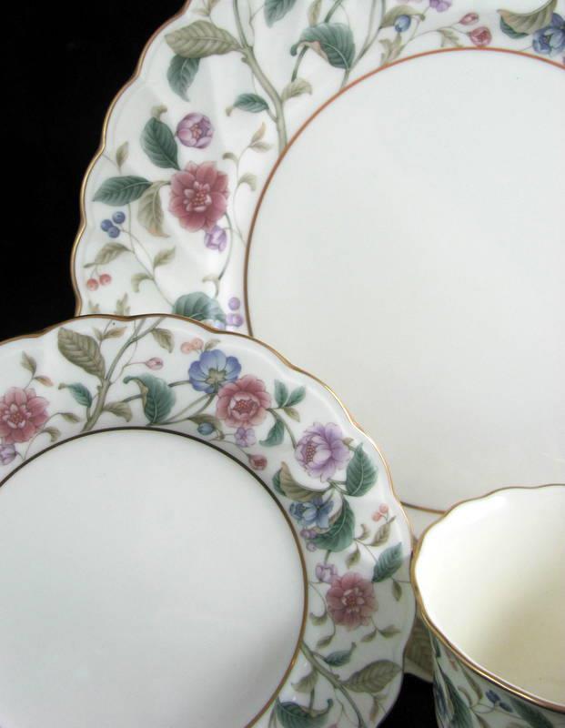 Noritake La Prada Dinner and Bread Plate with Additional Cup 4703