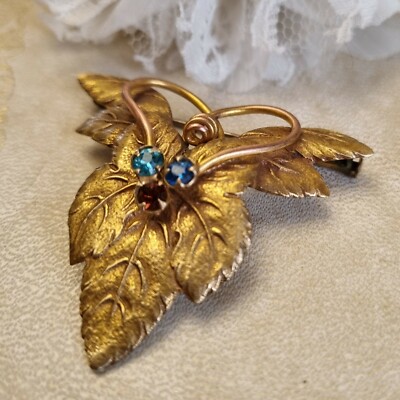 Broche Vintage Années 40 - Parurier Paris - Feuilles De Vigne En Laiton Et Strass - 46x50mm