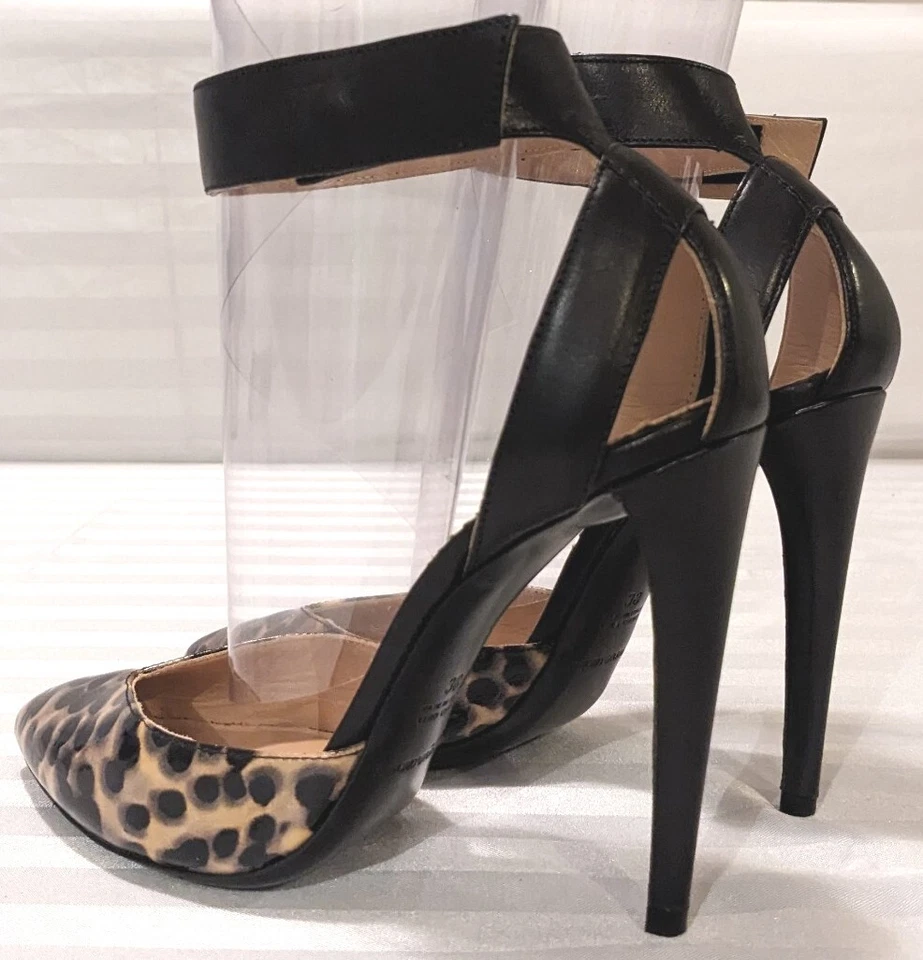 Tacones Emporio Armani charol estampado de leopardo con correa para el tobillo Foto 3 de 4