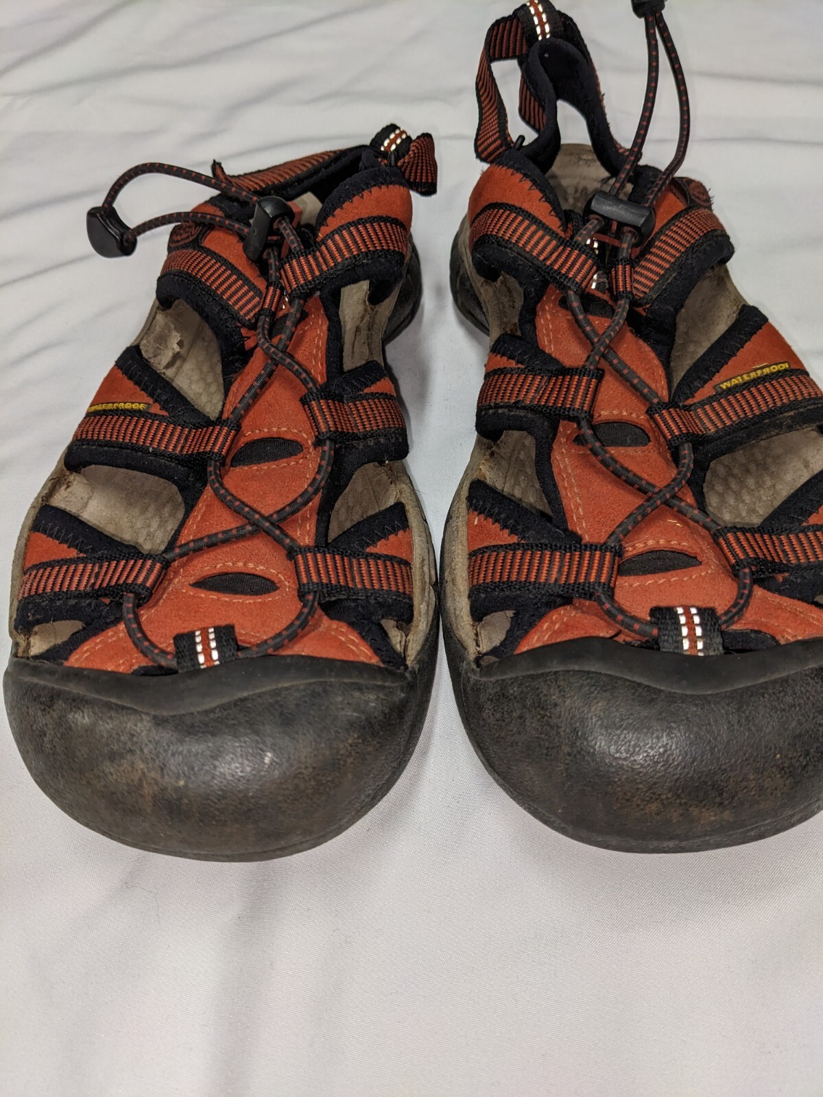 Scarpe da donna Keen rosse e nere impermeabili antiscivolo acqua escursionismo misura 10 25" lunghe