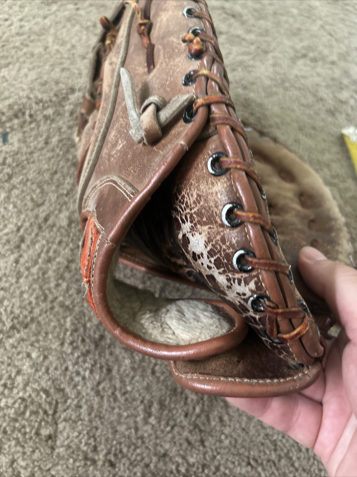 Vintage MacGregor (Crown Logo) Catcher’s Mitt Baseball Softball RHT 11.5 inch สำนักงานสิทธิ