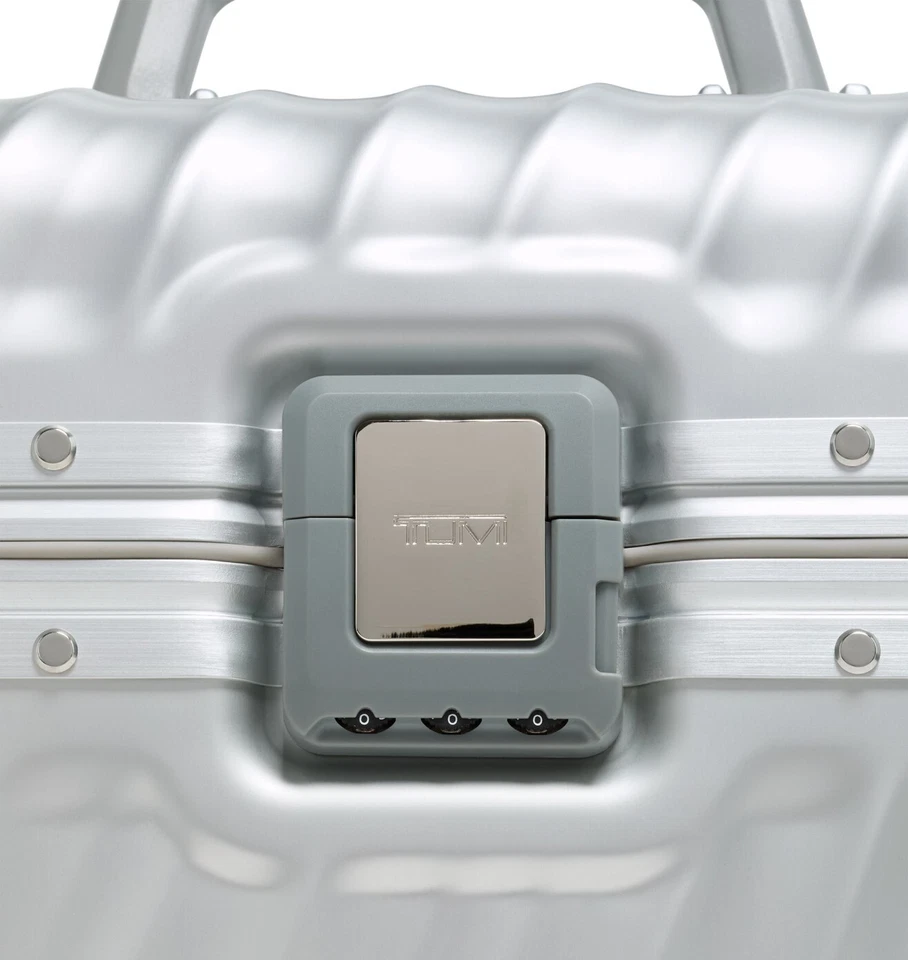 Estuche de tren de aluminio Tumi de 19 grados Foto 4 de 4