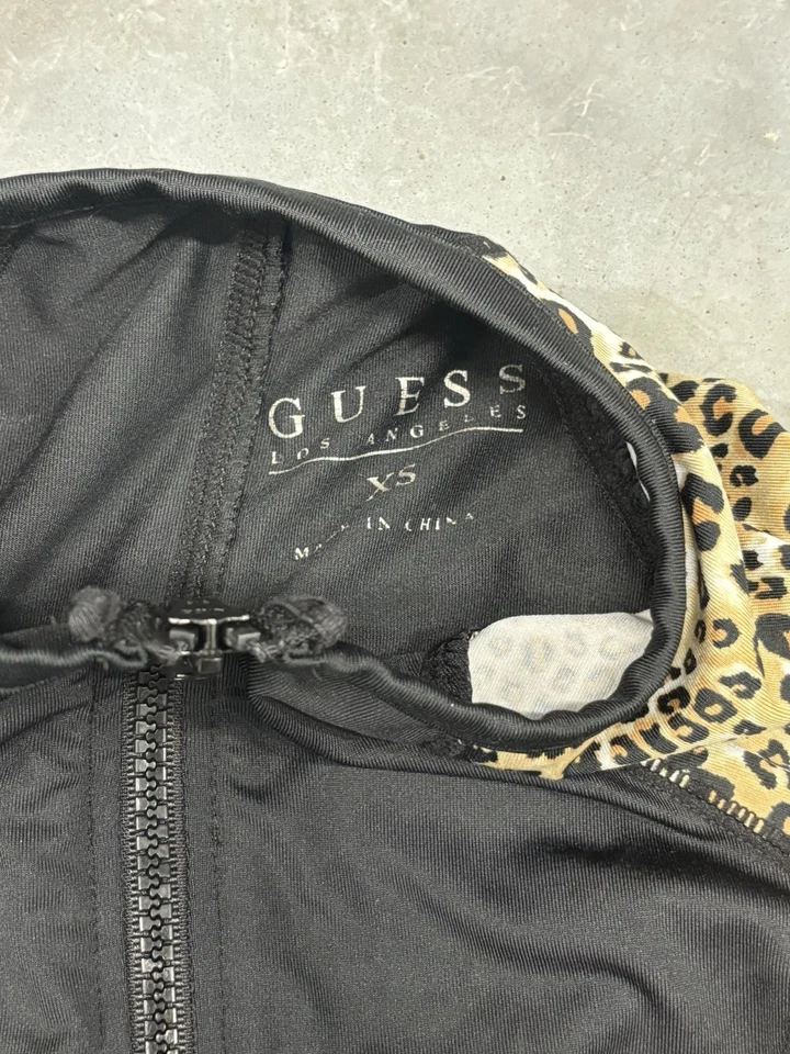 Traje de baño Guess Los Angeles negro y estampado de leopardo con cremallera superior Foto 2 de 4