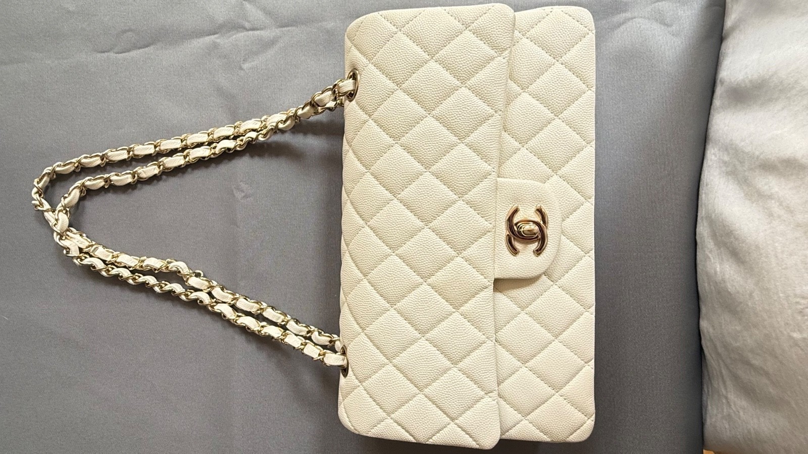 Authentic Chanel Classic double flap, medium. rare colour in caviat image 2