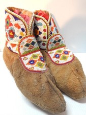 EPIC VINTAGE / ANTIQUE PLAINS CREE INDIAN HIGH CUFF BEADED MOCCASINS