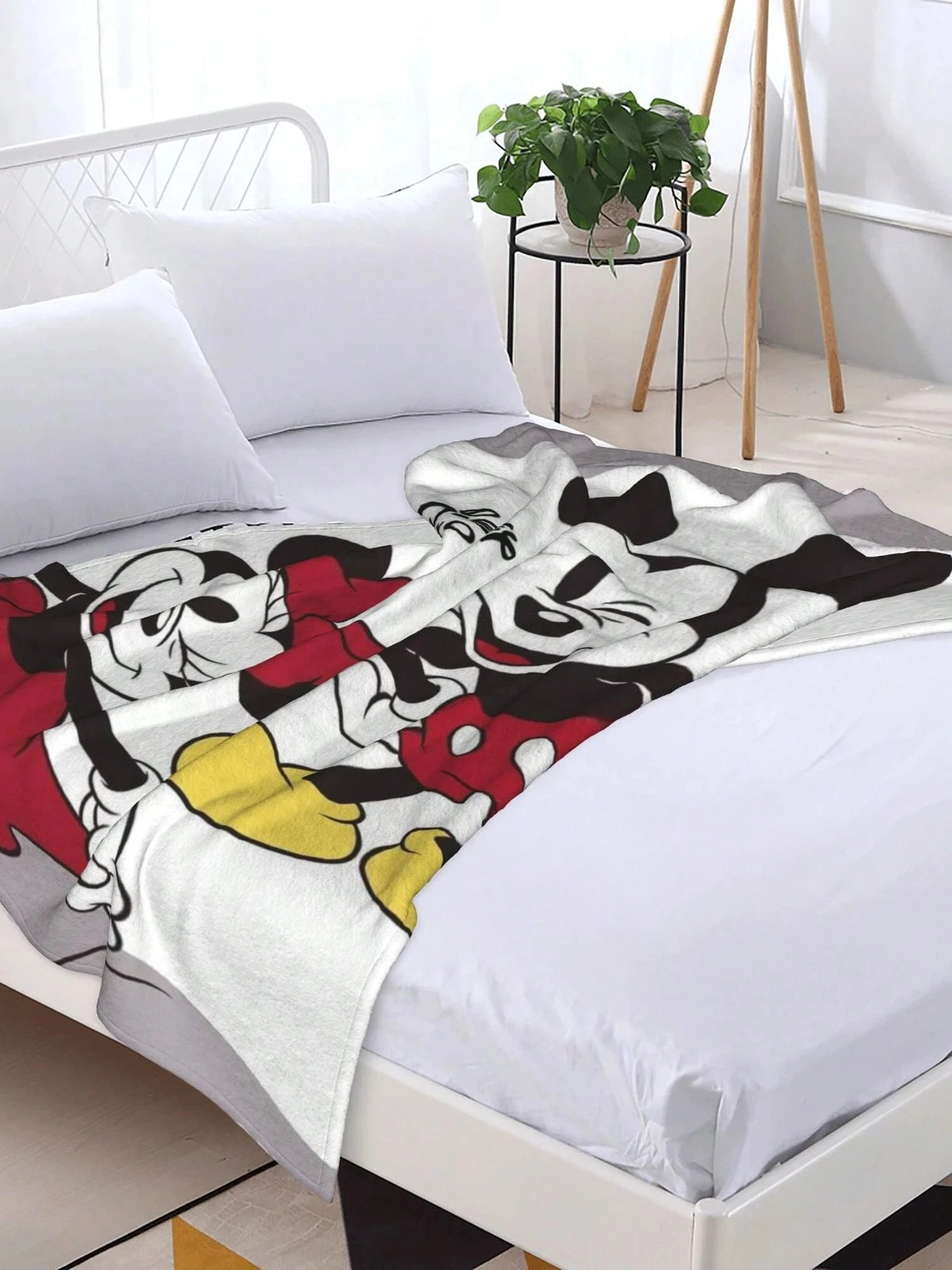 Disney Mickey And His Friends Super Fleece Blanket Decor Home 16