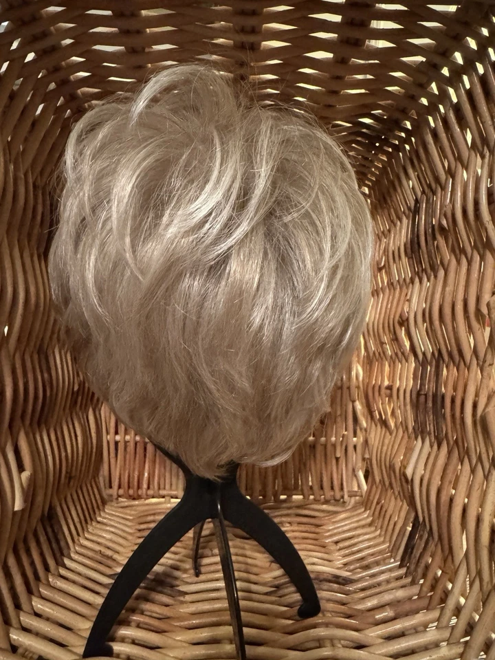 Raquel Welch Cinch 假发短切天然 R23S+ 釉面香草色发饰 — 第 2/4 张图片