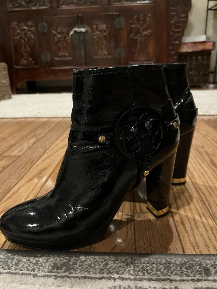 Botín Whitney de charol Tory Burch en negro dorado detalles logotipo talla 10 Foto 3 de 4