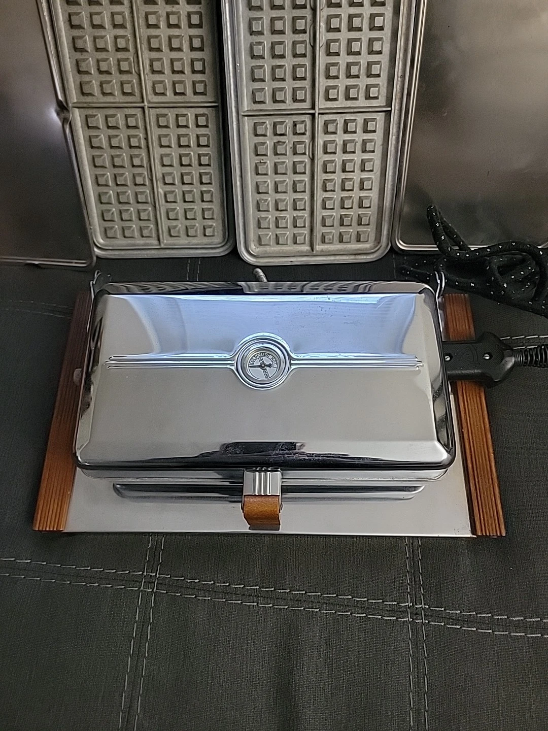 NELSON WAFFLE IRON. VTG. Not Sure If Works