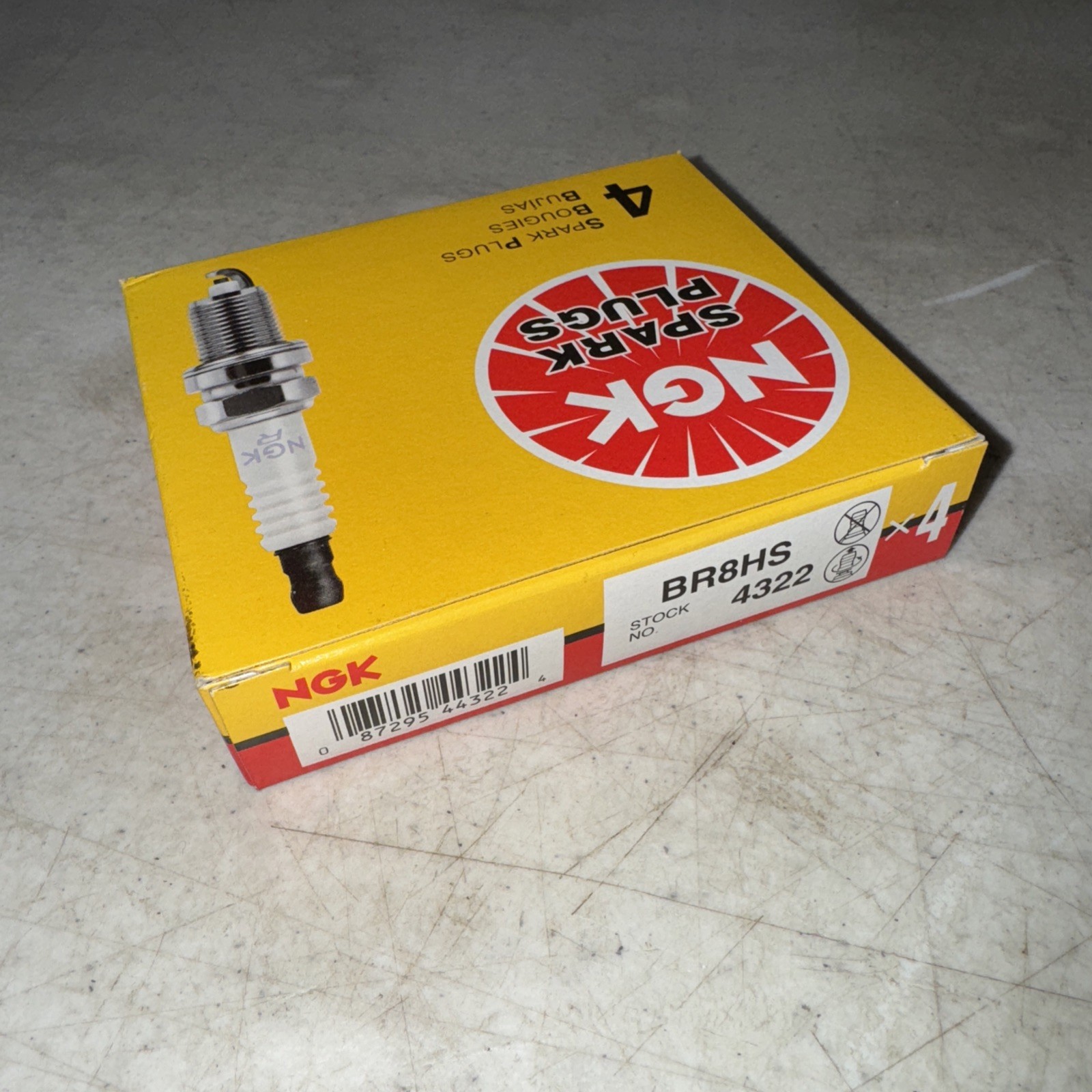 NEW Old Stock NGK SPARK PLUGS-BOX OF 4 - BR8HS - 4322 - Fast Shipping