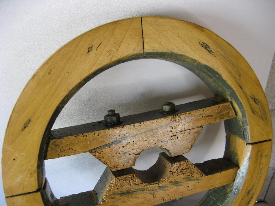 Ancienne roue de mécanisme de moulin ou machine agricole en bois - Photo 2/4