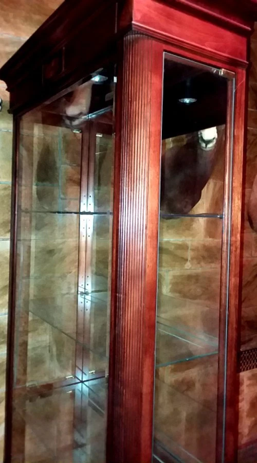 Vitrina tradicional de curiosidades de madera iluminada de cerezo Howard Miller 680-155 Foto 4 de 4