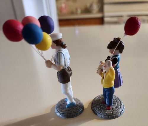 Disney Department 56 Figurines Parks Village Series Balloon Seller Heritage Set - Picture 2 of 7