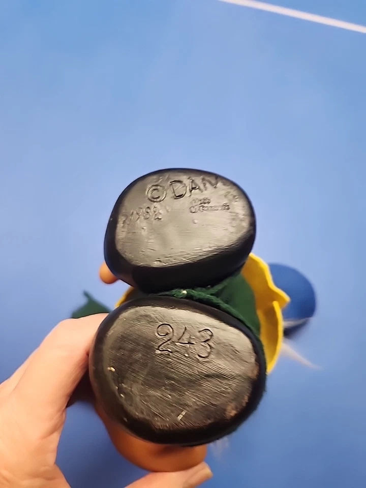 1982 10 «DAM тролль кукла #243, зеленый и желтый войлок наряд синяя шляпа - Изображение 4 из 4