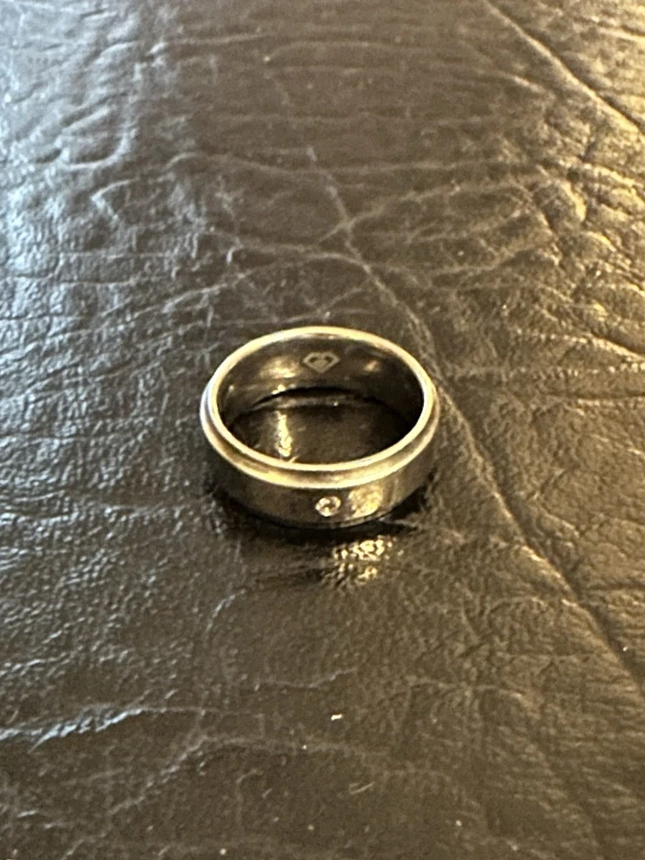 Anillo de alianza de boda con acento de circonita cúbica de titanio para hombre, ajuste cómodo talla 10 Foto 3 de 4