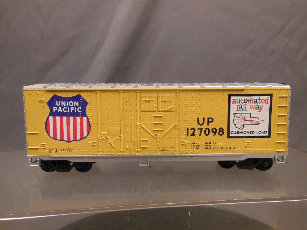 HO SCALE UP 127098 UNION PACIFIC GRAIN LOADING 40' BOX CAR HO SCALE UP 127098 UNION PACIFIC GRAIN LOADING 40' BOX CAR