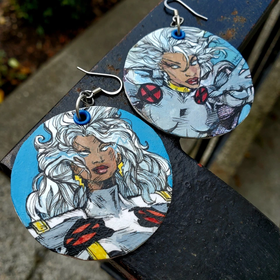 Pendientes hechos a mano pintados Storm Ororo Munroe - X-Men inspirados en cómics Foto 4 de 4
