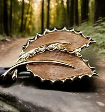 Vintage Signed Sarah Coventry Double LEAF BROOCH Faux Wood Inlay Gold Tone 50s