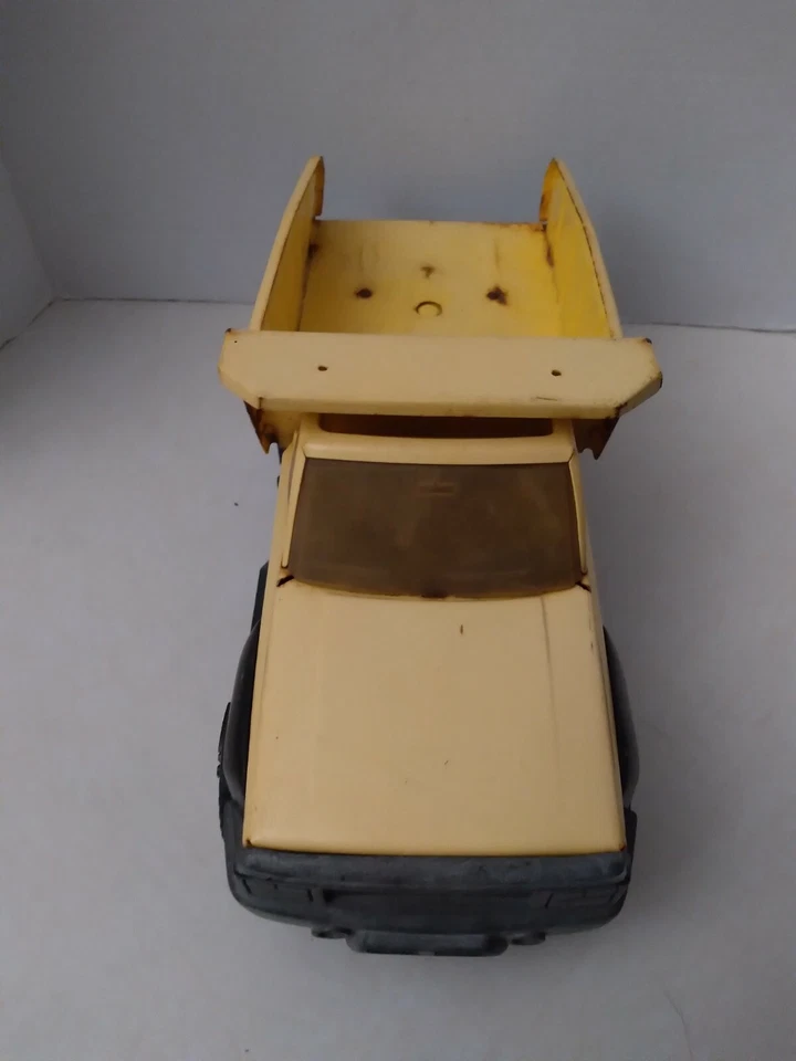 Camión de volteo Tonka 2001 de Hasbro Metal.  Foto 4 de 4