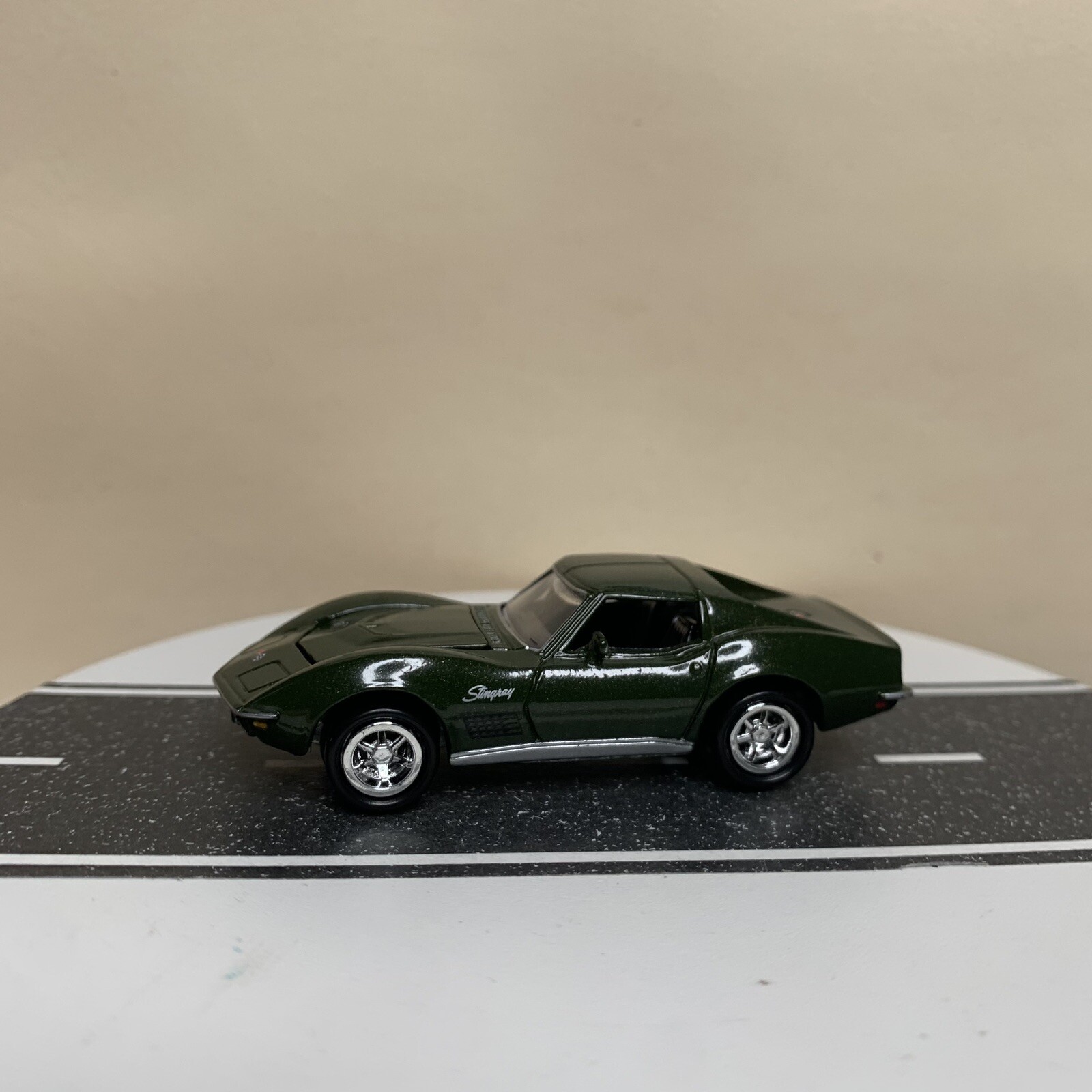 Johnny Lightning Corvette Collection 1970 Chevy Stingray Coupe Dark Green 1:64