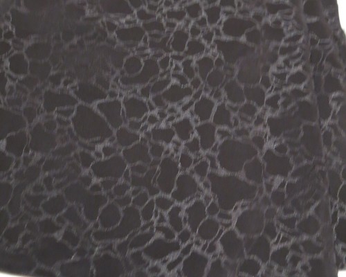 Stoffrest 100% Seide -145 x140- Schwarz mit Muster -absolut NEU - Bild 1 von 2