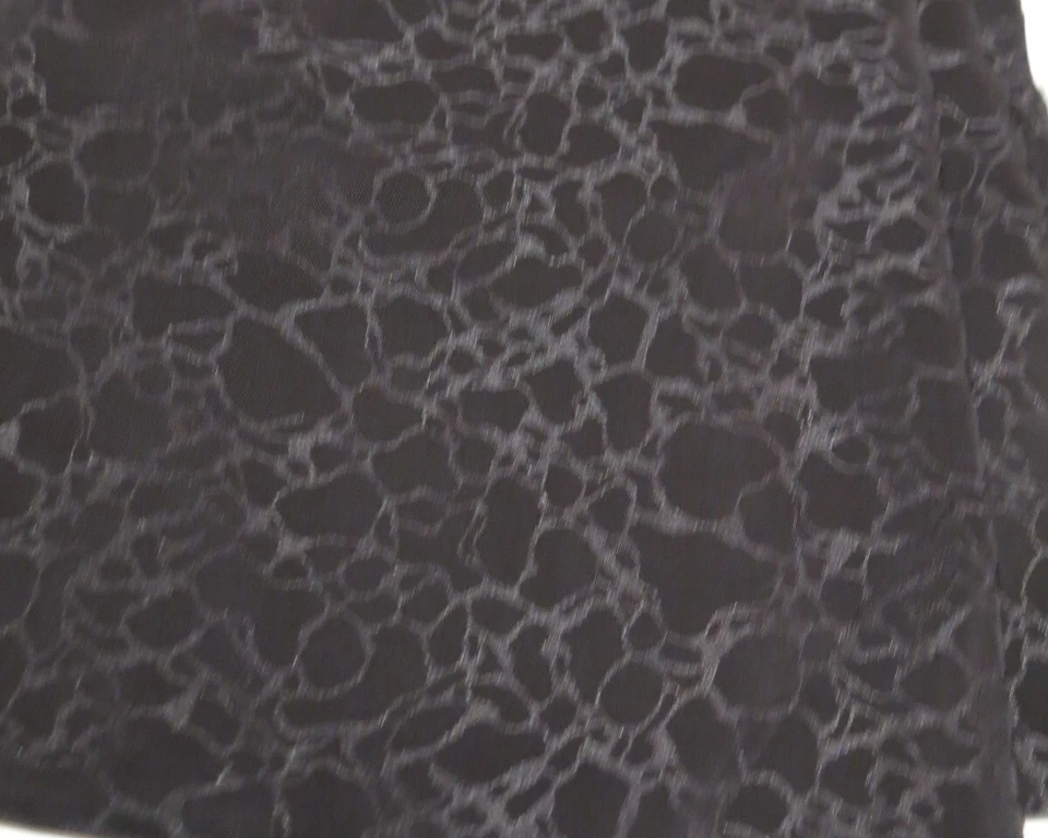 Stoffrest 100% Seide -145 x140- Schwarz mit Muster -absolut NEU