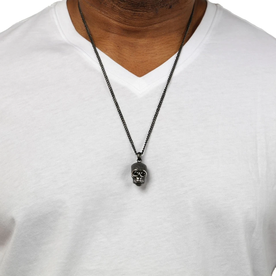 Colgante calavera de acero inoxidable enchapado en iones negros con diamantes en cadena de 24 pulgadas Foto 2 de 4